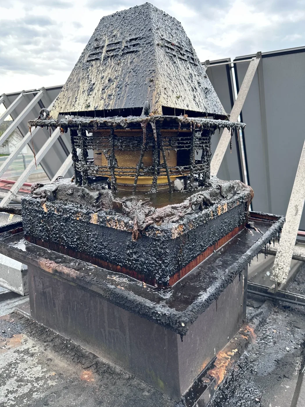 Strešni ventilator in izpuh — pred čiščenjem