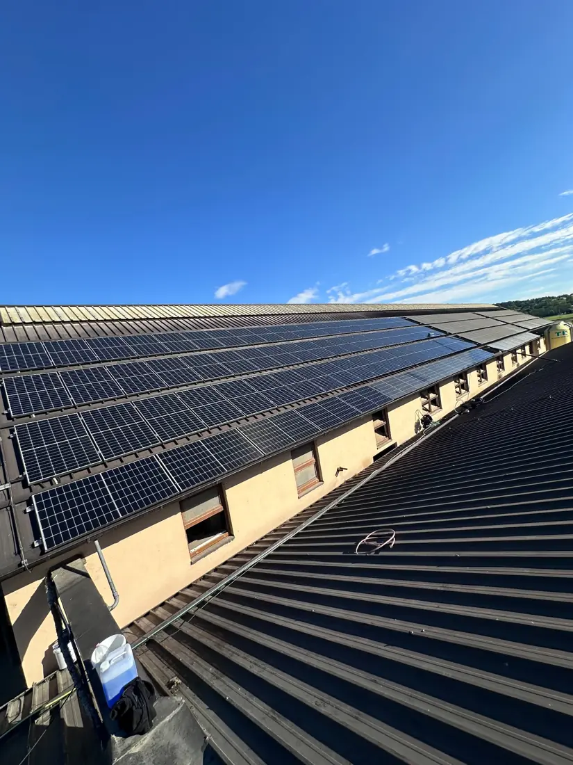Pogled na večjo strešno sončno elektrarno in delovno opremo.