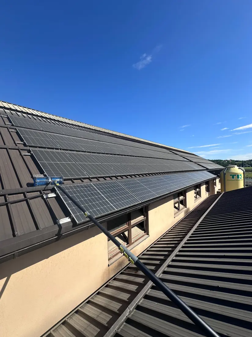 Teleskopska oprema na strehi ob vrsti solarnih panelov.