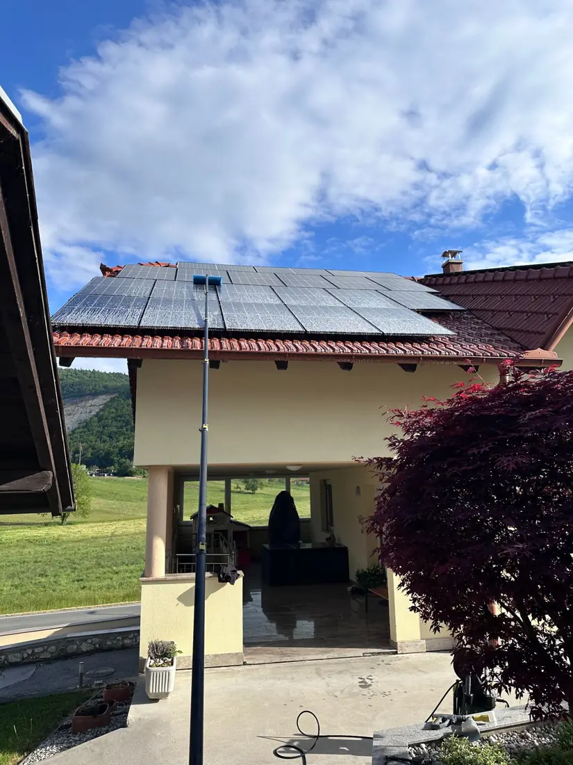 Pogled na solarne panele z druge strani stanovanjskega objekta.