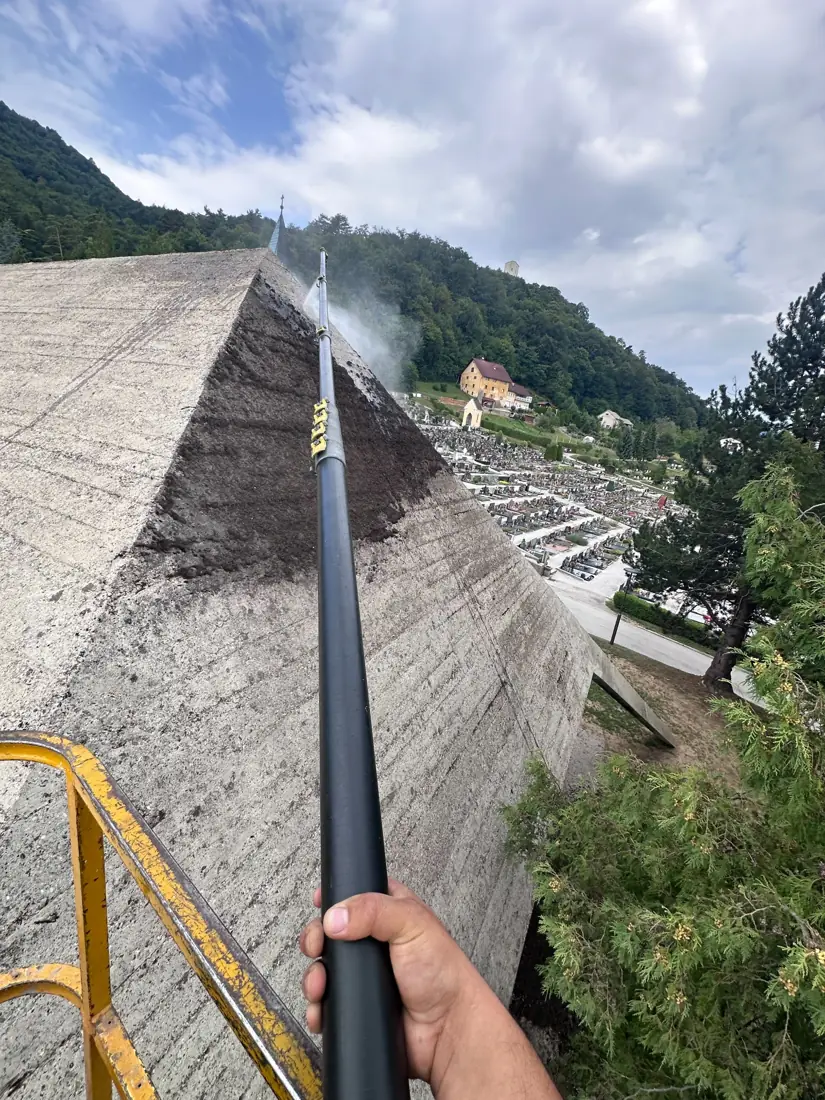 Mokro čiščenje betonske površine s teleskopsko opremo