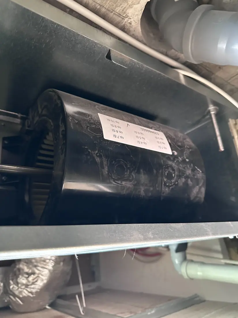 Ventilator v odprti stropni enoti, dostopen za pregled in čiščenje.