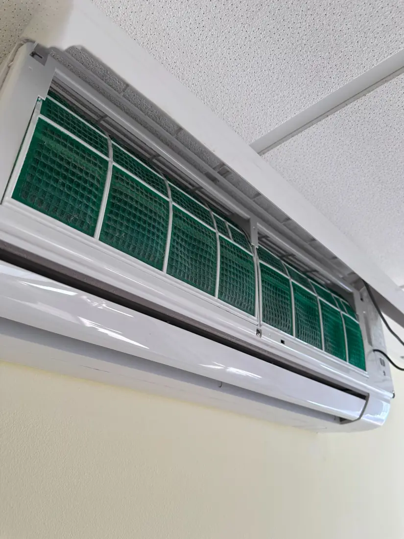 Bližnji pogled na vstavljene mrežaste filtre klimatske naprave.