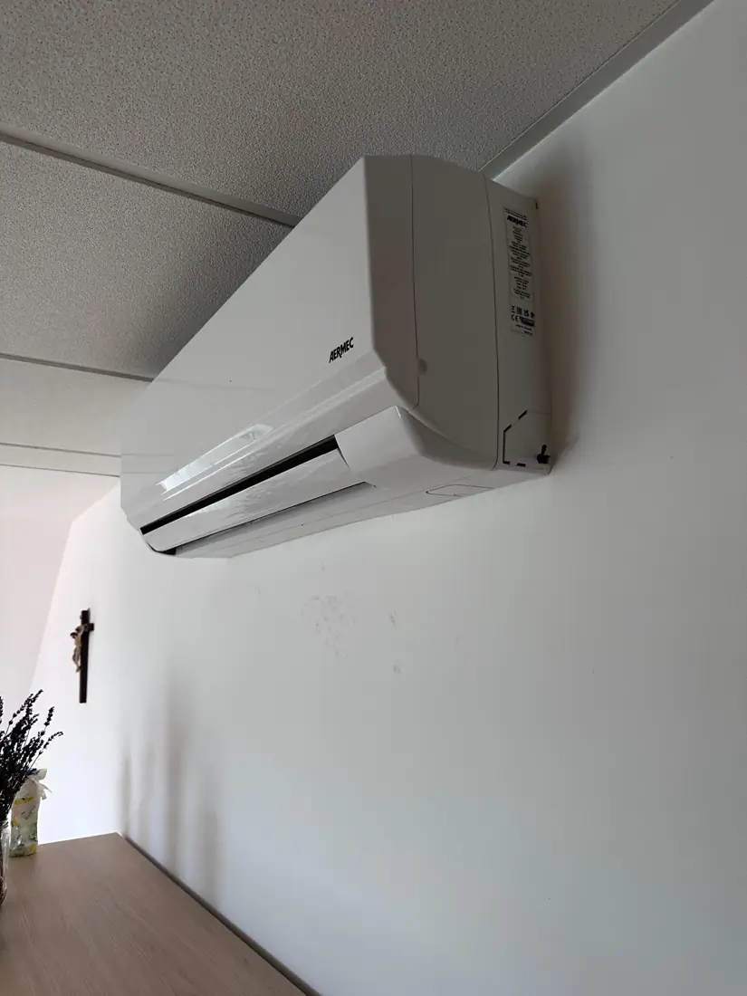 Notranja enota klimatske naprave z zaprtim pokrovom.