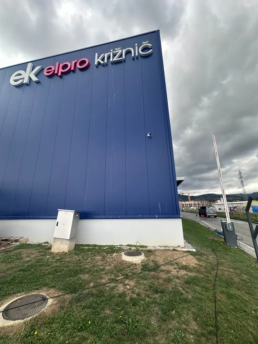 Fasada poslovnega objekta z vidnimi sledmi umazanije pri spodnjem robu.