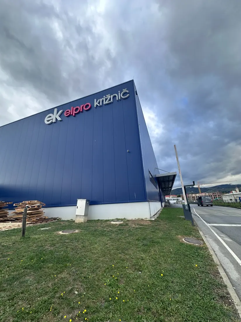 Širši pogled na fasado poslovnega objekta in dostop do delovne površine.