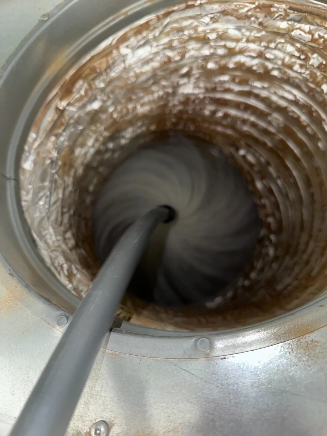 Strojno čiščenje notranjosti kanala